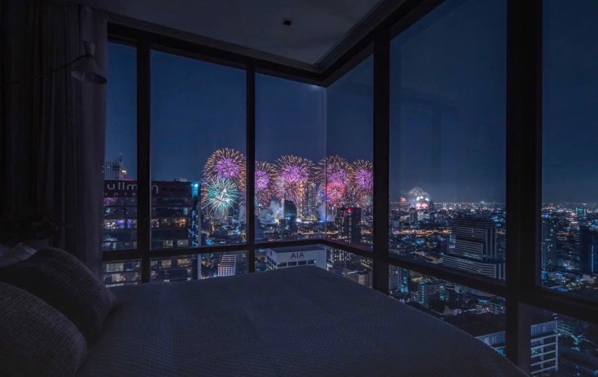 picture Ashton Silom - 10/10