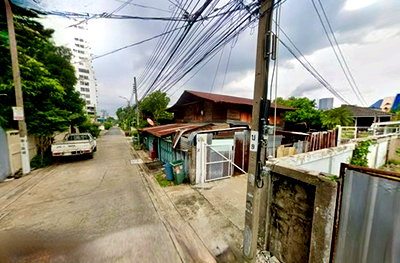 Land for sale True Digital Park : Land for sale in Soi Udom Suk 28 with a wooden house. **Near BTS Udom Suk, very convenient transportation.** (N.2064)