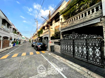 ทาวน์โฮม ถนนพรประภานิมิต : ทาวน์โฮม 5 ห้องนอน 400 ตร.ม. ขาย ในพัทยา หนองปรือ (ID 2909378)