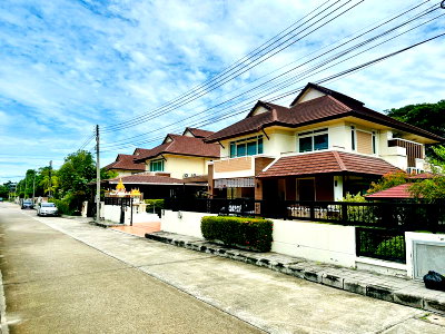 Houses for sale Kasetsart University Si Racha Campus : Luxury detached house for sale at The Boulevard Sriracha. Beautiful house,move in Ready