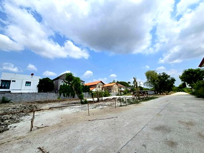Land for sale ปุณณวิถี 21 : Vacant land for sale in Soi Punnavithi 39, near BTS Punnavithi. Convenient transportation. (N.2086)