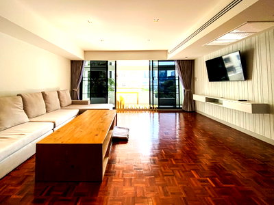 คอนโดให้เช่า : Renovated 3 Bedroom Apartment in Sukhumvit 19 - BR0838AP