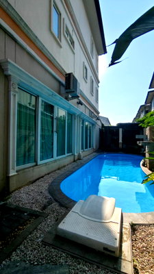 บ้านเดี่ยว สนามบินสุวรรณภูมิ : ขายบ้านเดี่ยว 3 ชั้น  หมู่บ้านสิตานันท์ เนื้อที่ 47 ตรว  หลังมุมในสุด 4 ห้องนอน 3น้ำ  มีสระว่ายน้ำส่วนตัว สวยมาก