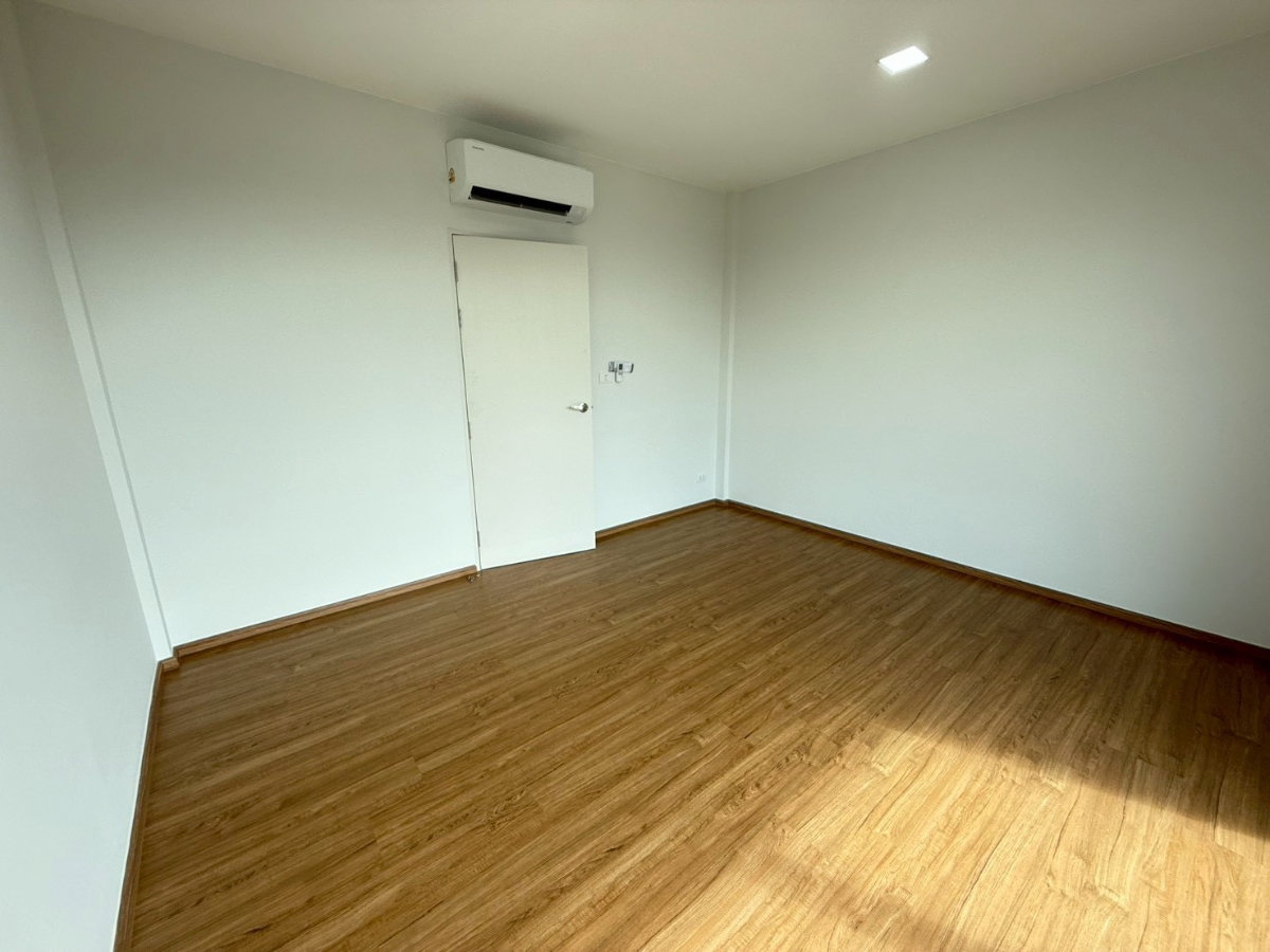รูป #ขาย / เช่า โฮมออฟฟิศ 3 ชั้น DISTRICT พหลโยธิน–วิภาวดี | AP Home Office   มี 3ห้องนอน 4 ห้องน้ำ โฮมออฟฟิศทำเลดีในโครงการคุณภาพจาก AP  - รูปที่ 11/18
