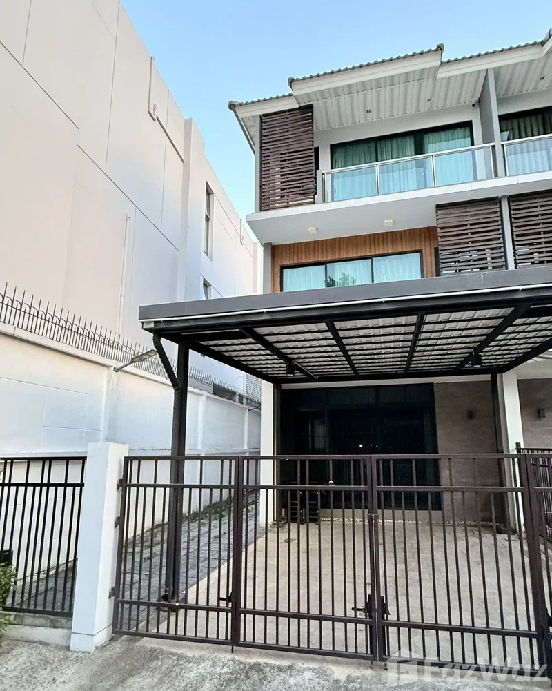 Townhouses for sale : 4 Bedroom Townhouse for sale at Supalai Essence Ladprao 6288845