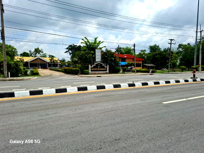 Land for sale Uthai Thani : Land for sale, 31 rai 322 square wah, located on the main road in Nong Khayang, Uthai Thani. Zoning: [specify color/color].