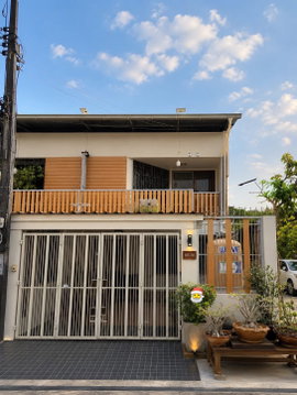 🏡 บ้านเช่ารีโนเวทใหม่ ทาวน์เฮ้าส์ 2 ชั้น หมู่บ้านเสียงสนนิเวศน์ ซอยสุขุมวิท 68 2 ห้องนอน 2 ห้องน้ำ พื้นที่ 24 ตร.ว. พร้อมอยู่ ทำเลสุขุมวิท 