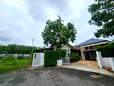Houses for sale : Beautiful detached house in Bangsaen Mahanakhon project, near Bangsaen, convenient transportation.