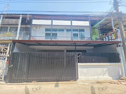 ขาย ทาวน์เฮาส์รีโนเวทใหม่พร้อมอยู่ในซอยรัชดา 32 บนทำเลใจกลางเมือง ใกล้ถนนรัชดาภิเษก ลาดพร้าว และ MRT ภาวนา พร้อมฟังก์ชัน 5 ห้องนอน 2 ห้องน้ำ