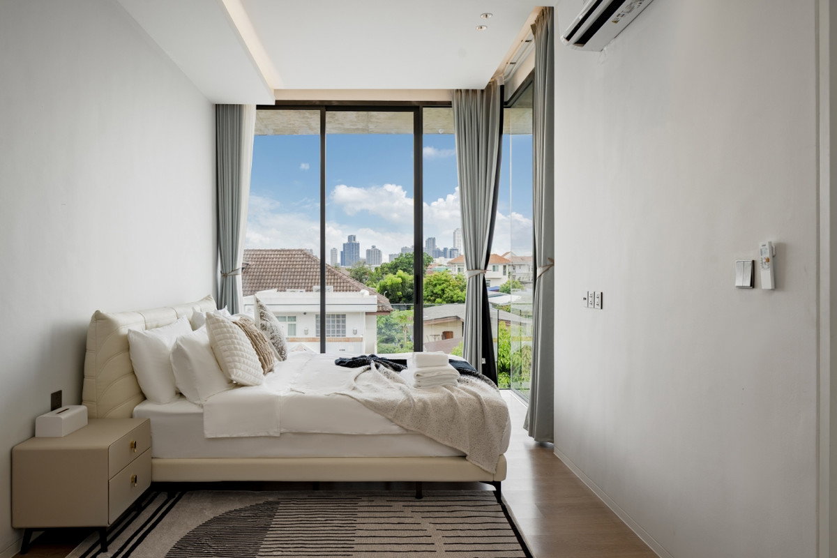 รูป 🏡  ให้เช่าพูลวิลล่าหรู 3 ชั้น ใจกลางเมือง — สุขุมวิท 71 ✨ตกแต่งครบ Fully Furnished พร้อมเข้าอยู่ - รูปที่ 10/15