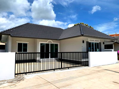 บ้านเดี่ยว ม.พายัพวิทยาเขตแก้วนวรัฐ : C3MG100308  ขายบ้านเดี่ยวชั้นเดียว  2 ห้องนอน  2 ห้องน้ำ  1 ห้องครัว  2 ที่จอดรถ