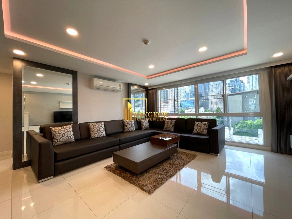 รูป Renovated 3 Bedroom Apartment in Phrom Phong - BR0872AP - รูปที่ 1/32