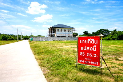 ที่ดิน สำนักงานขนส่งจังหวัดเชียงใหม่ : ที่ดินถมแล้วบ้านถวาย ถนนคอนกรีต