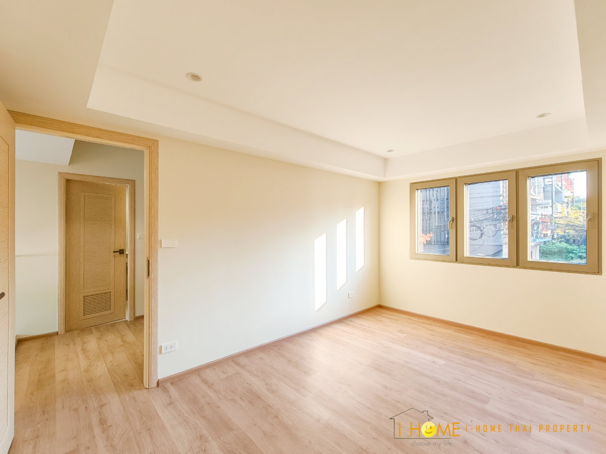 รูป  ขายบ้านเดี่ยว 3 ชั้นครึ่ง   4 ห้องนอน  5 ห้องน้ำ  1 ห้องครัว  2 ที่จอดรถ #C8MG100617 - รูปที่ 13/26