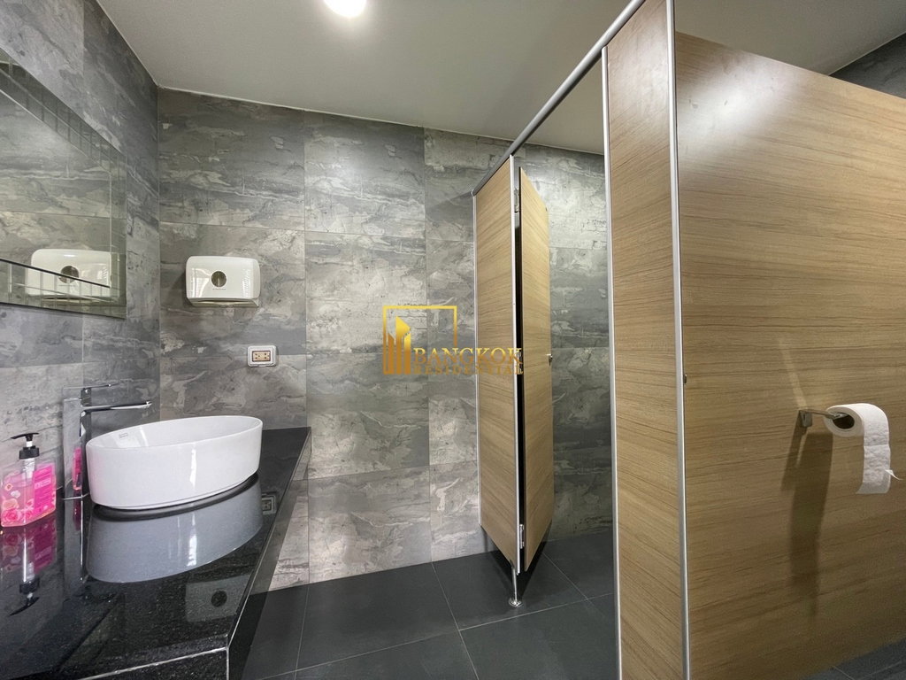รูป Renovated 3 Bedroom Apartment in Phrom Phong - BR0872AP - รูปที่ 28/32