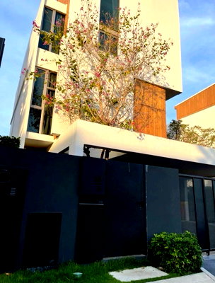 บ้านเดี่ยวให้เช่า : ME2500125 ให้เช่าบ้านหรู 3 ชั้น วิวสนามกอล์ฟ VIVE พระราม 9