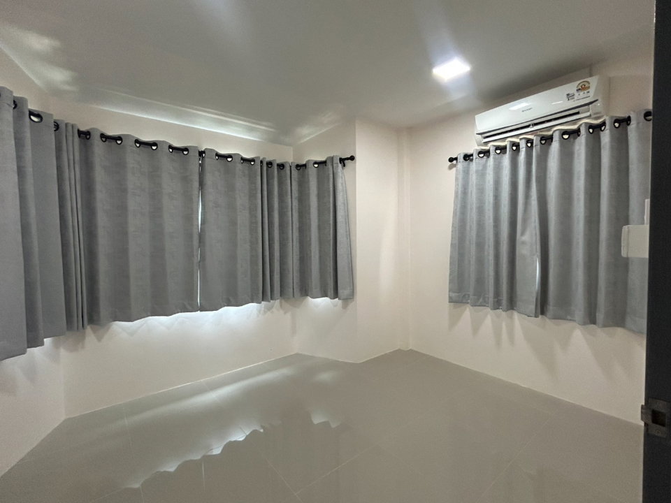 รูป ให้เช่าบ้านเดี่ยว บ้านใหม่เพิ่ง Renovate หมู่บ้านกล้วยไม้ มีสนามหญ้ารอบบ้านสวยงาม ใกล้เซ็นทรัลเฟส เดินทางสะดวก-RW007954 - รูปที่ 8/25