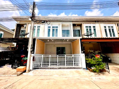 Townhouses for sale : Two-story townhouse for sale in The Central Life Sriracha-Suan Suea project, Chonburi.