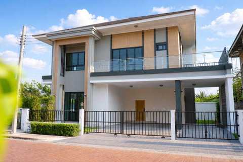 บ้านเดี่ยวหลังใหญ่สไตล์โมเดิร์น โซนพระราม 2 ก่ออิฐมอญแดงทั้งหลัง เอกสิทธิ์เพียง 80 ครอบครัว