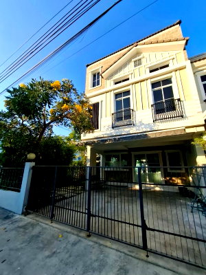 เช่าทาวน์โฮม เมกะ บางนา : 🏡✨ ให้เช่าทาวน์โฮมหลังมุม — Indy 2 บางนา–รามคำแหง 2 บ้านสวย พื้นที่กว้าง พร้อมสนามรอบบ้าน เหมาะสำหรับครอบครัวและสัตว์เลี้ยง
