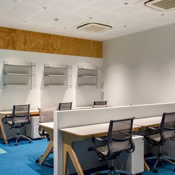 Office for rent at Pearl Tower Phaya Thai, fully equipped with office facilities in a modern building, conveniently located near BTS Ari.