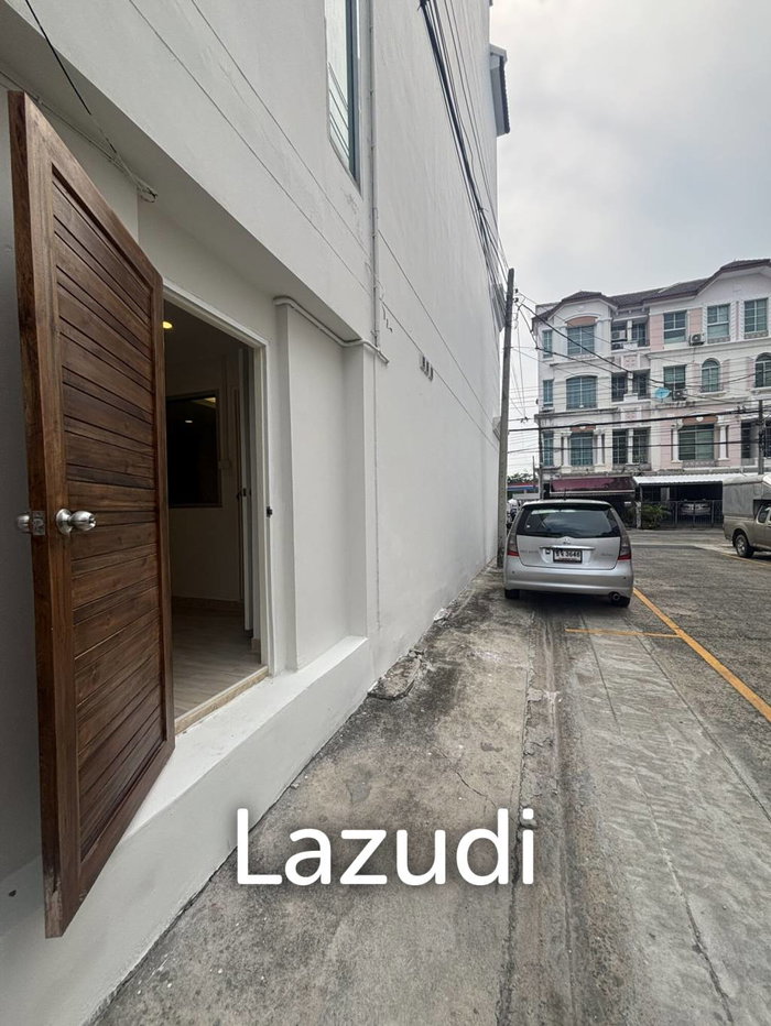 รูป 260 sqm modern townhouse in Wang Thonglang Bangkok - รูปที่ 24/25