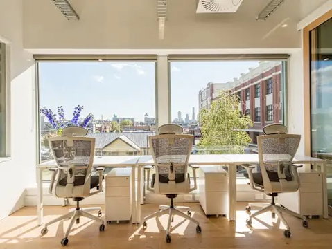Office for rent at Pearl Tower Phaya Thai, fully equipped with office facilities in a modern building, conveniently located near BTS Ari.