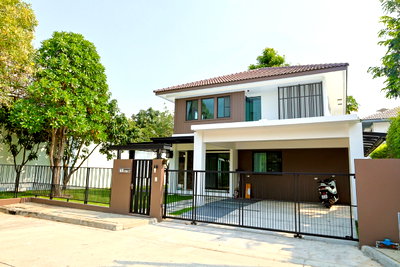Houses for sale : Luxury Single Detached House for Sale: Mantana Bangna Km.7 — 4 Bedrooms 3 Bathrooms, Huge Land Size 112.6 sq.wah, Near Mega Bangna, Only 17.99 MB! 