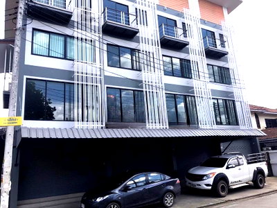 Shophouses for sale Muang Chiang Mai Chiang Mai :  3.5-story commercial building for sale, 3 bedrooms, 2 bathrooms, 1 kitchen, 1 parking space.  #C9MG100657