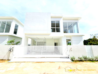 Houses for sale Mahamakut Buddhist University :  Two-story pool villa for sale  4 bedrooms 3 bathrooms and 3 parkings.  #C8MG100680 