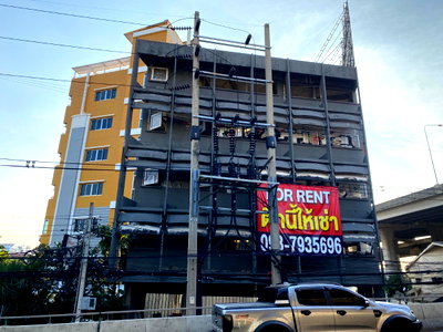 Land for rent DONKI Mall Thonglor   : Urgently for rent, 4-storey building, good location, entrance to Sukhu