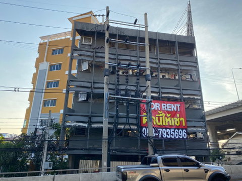 Urgently for rent, 4-storey building, good location, entrance to Sukhu