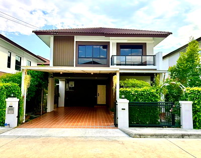 บ้านเดี่ยว เทศบาลตำบลสันกำแพง :  ขายบ้านเดี่ยว 2 ชั้น   บ้านในหมู่บ้านเงียบสงบ บ้านมือสองสภาพใหม่พร้อมโรงรถ   #CSP100915