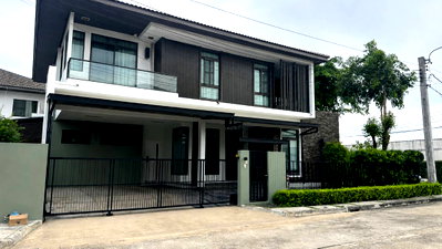 Houses for sale Chatuchot Road : Luxury Corner Detached Model Home – Mantana Lake Watcharapol | Move-in Ready