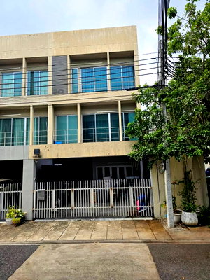 Townhouses for sale St. Andrews International School Bangkok : ✅ 3-story townhome for sale, corner unit, near Airport Link Ramkhamhaeng and BTS Green Line ✅ Noble Cube Pattanakarn