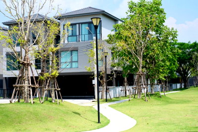 บ้านแฝด ม.รามคำแหง 2 : ✅ ขายบ้านแฝดหรู 3 ชั้น หน้าบ้านติดสวนใหญ่ ใกล้ Mega บางนา  ✅ Baan Klang Muang The Edition Bangna - บ้านกลางเมือง เดอะ อิดิชั่น บางนา