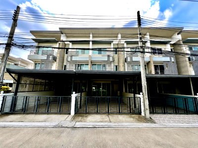 Townhouses for sale Bangkok : For Sale: 3-Storey Townhome at Town Avenue Rama 9 – Srinakarin Move-in Ready | Prime Location Near MRT Sri Kritha