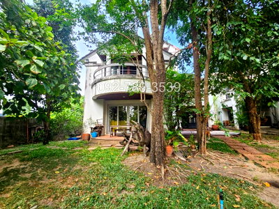บ้านเดี่ยว ถนนลำลูกกา : ขายบ้านเดี่ยว 3 ชั้น หมู่บ้านเมืองเอก โครงการ 4 หน้าบ้านติดน้ำ วิวสนามกอล์ฟวิสต้า  ระเบียงและสวนรอบบ้าน บรรยากาศร่มรื่น