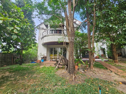 ขายบ้านเดี่ยว 3 ชั้น หมู่บ้านเมืองเอก โครงการ 4 หน้าบ้านติดน้ำ วิวสนามกอล์ฟวิสต้า  ระเบียงและสวนรอบบ้าน บรรยากาศร่มรื่น