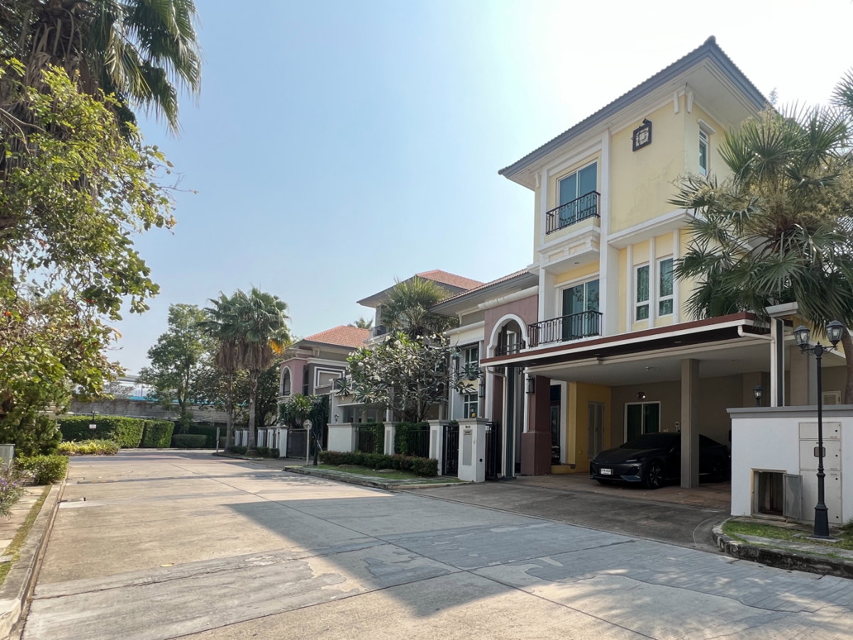 ขายบ้านหรู 3 ชั้น แกรนด์ บางกอก บูเลอวาร์ด รัชดา–รามอินทรา 2 เนื้อที่ 95 ตร.ว. 5 นอน 6 น้ำ เฟอร์นำเข้า ใกล้รถไฟฟ้าสายสีชมพู