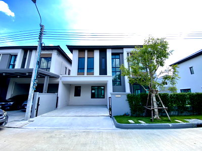 Twin houses for sale Suwannaphum International Airport : For Sale: Semi-Detached House at The Edition Srinakarin – Suanluang Brand-New Home | Spacious Garden Area | Only 10 Minutes to Mega Bangna