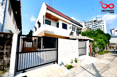 บ้านแฝด วิทยาลัยพณิชยการบางนา : ขายบ้านแฝด 2 ชั้น หมู่บ้านถาวรนิเวศน์ 2 ซอยบางนา-ตราด12 ใกล้ทางด่วน 