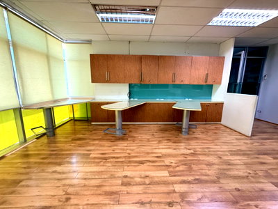 Office for rent Srinakharinwirot University Prasanmit Campus : Office building for Rent on Ratchadaphisek in the heart of the city. Conveniently located near Sutthisan MRT station.
