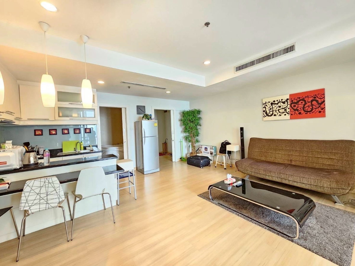 picture Bann Sathorn.            Chaopraya - 4/8