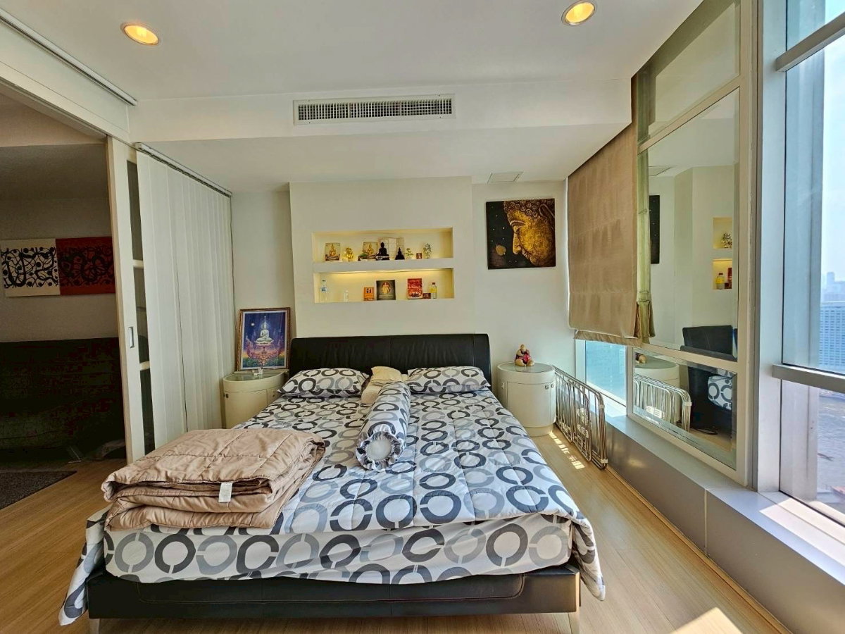 picture Bann Sathorn.            Chaopraya - 1/8