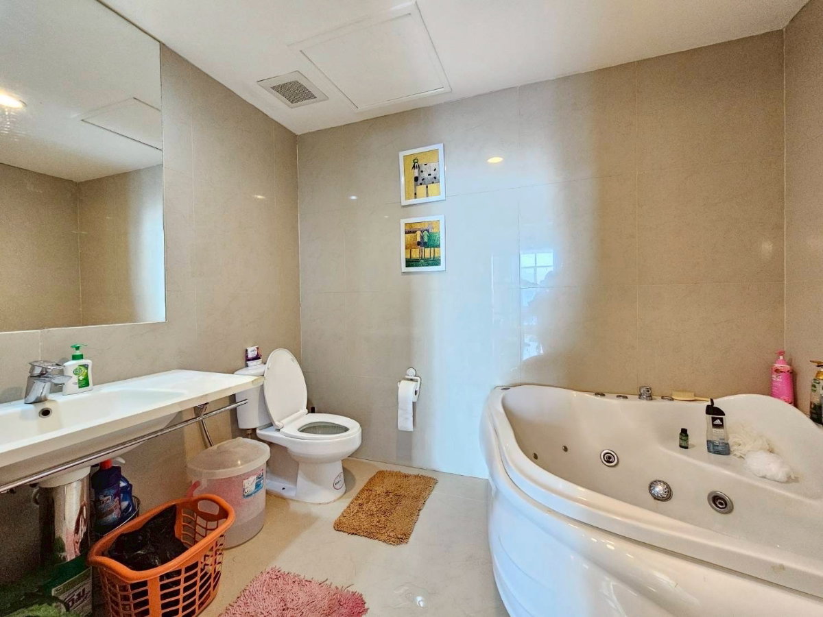 picture Bann Sathorn.            Chaopraya - 6/8