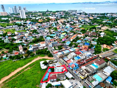Land for sale Rubberland : Land for sale in Pattaya, Naklua, prime location in the heart of the city, with buildings.