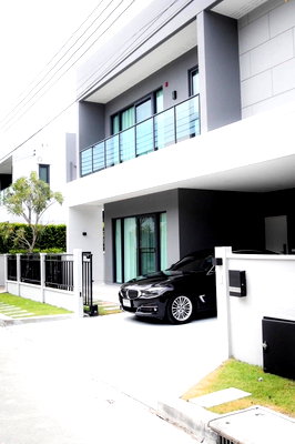 Houses for rent Samut Prakarn : House for rent at Centro Bangna, new project near Mega Bangna, fully decorated and furnished (Rt-01)