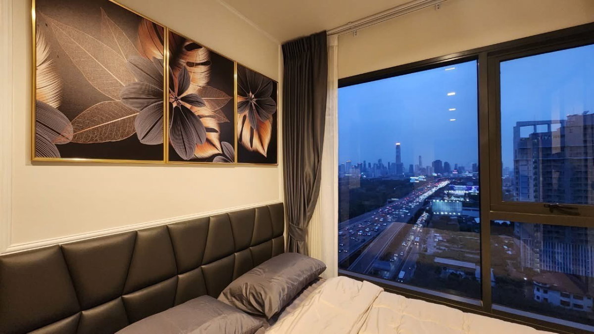 picture  Life Asoke                       Hype  - 6/10