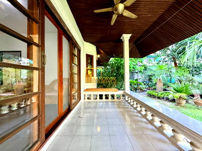 เช่าบ้านเดี่ยว ดิ เอ็มควอเทียร์ : Affordable 2 Bedroom House For Rent in Ekkamai Area - BR28339SH